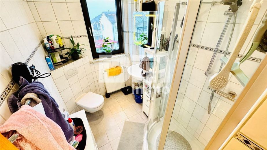 Umfangreich teilsaniertes Dreifamilienhaus mit Garage + PV Anlage und großem Garten – WE2 OG Badezimmer / Dusche