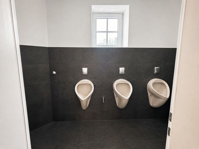 Großzügige Gewerbeeinheit im EG – vielseitig nutzbar mit Küche, Lagerflächen etc. – Sanitäranlagen