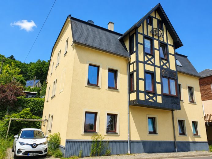 Rodzinne szczęście z dużą ilością przestrzeni – przestronny dom mieszkalny z apartamentem wakacyjnym w samym sercu Bernsbach – Zdjęcie 1