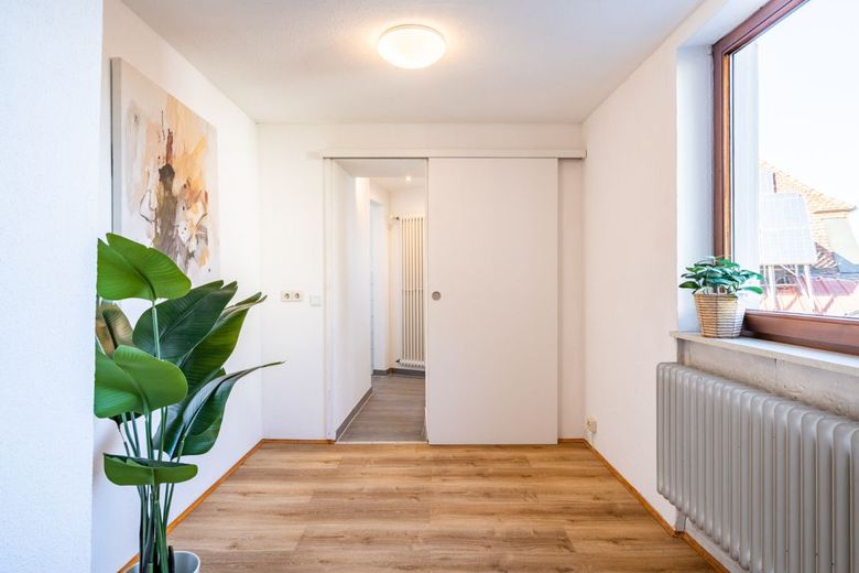 SANIERTES WOHN-ENSEMBLE IN BREISACH: 4 EINHEITEN MIT NEUEM NEBENGEBÄUDE &amp; PANORAMABLICK – Durchgangszimmer zum Bad