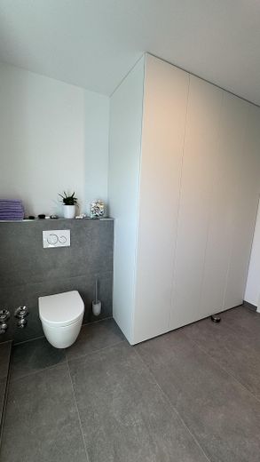 NEUWERTIGE VILLENWOHNUNG | SÜD/WEST | 2 BALKONE | GRÜNBLICK | EBK + MAẞ-EINBAUTEN + SMART HOME – Badezimmer