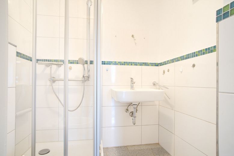 2 x  3-Zimmer-Wohnung im selben Gebäude, Wohnräume mit Laminatboden, helles Bad – 4520819a33b88e6fb4ebd4c190eb12636d1d3b4b.jpg