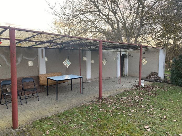Einfamilienhaus mit Garage, 2000m² Grundstück, Stall, Werkstatt – Überdachter Sitzbereich