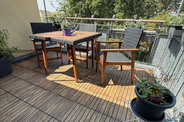 Modernissimo appartamento mansardato di 4,5 locali con terrazza sul tetto, cucina componibile e garage sotterraneo in posizione tranquilla ed esclusiva