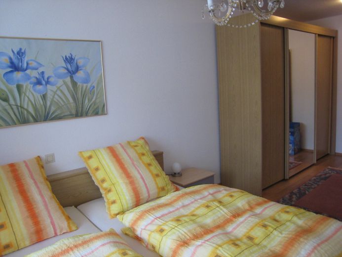 Appartement lumineux de 2 pièces avec terrasse, quartier de Niederursel – Schlafzimmer