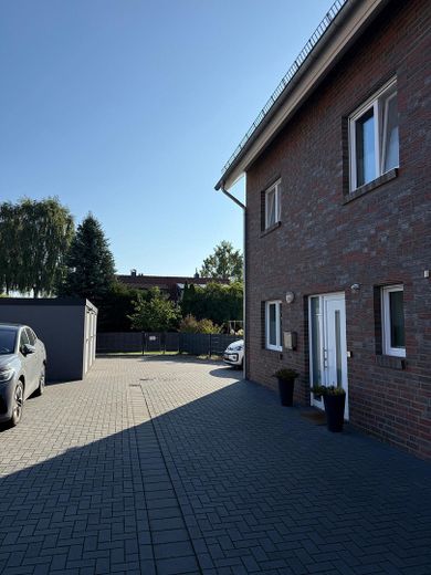 Modernes Reiheneckhaus in ruhiger Lage - gehobene Ausstattung – Hof und Eingangsbereich