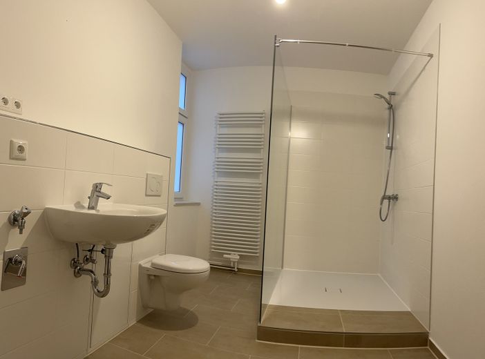 180 m² sanierte Altbauwohnung – Bad 1 mit Dusche