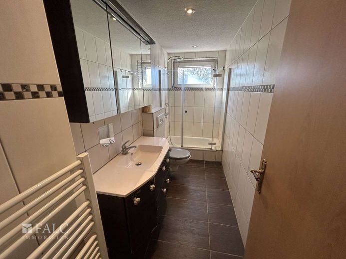 Sanierungsbedürftige Doppelhaushälfte + mögliches Baufeld – Badezimmer