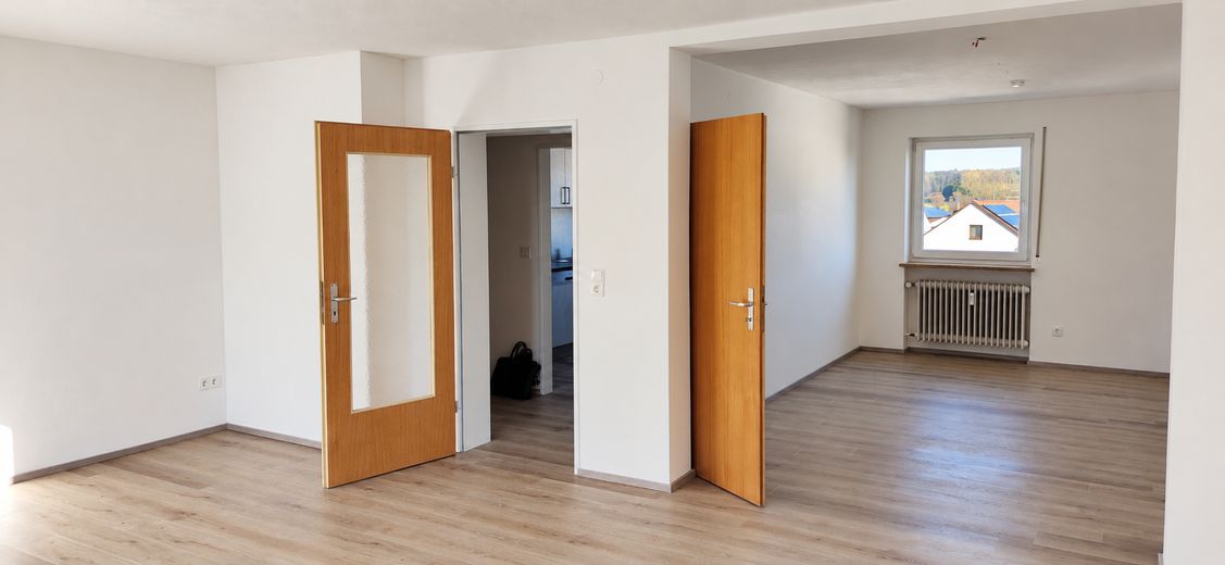 Helle Wohnung mit großzügigem Wohnbereich, Einbauküche, Balkon und eigener Garage – Foto 10