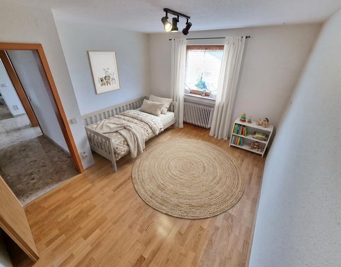 Großzügiges Einfamilienhaus mit 4 Garagen – Provisionsfrei – Ideal für große Familien – EG Kind/Büro KI-generiert