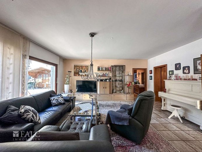 Spannender Bungalow mit Gewerbehalle und Zahnarztpraxis im wunderschönen Wipperfürth – Wohnzimmer