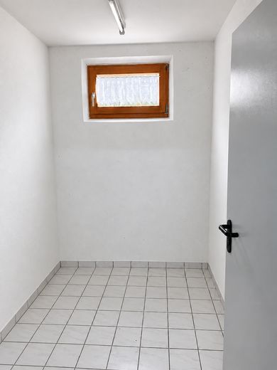 Tanto spazio su 96 m²: appartamento al piano superiore con 4 locali, balcone, cucina componibile e garage – Eigener Kellerraum