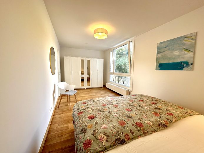 Zentrale & kernsanierte 3-Zimmer-Wohnung mit Loggia und Blick ins Grüne (befristet) – Schlafzimmer 1