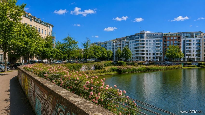 Balkon-Ausblick auf Engelbecken und Michaelkirchplatz - 3-Zimmer-Wohnung, bezugsfrei in Kürze – Leuschnerdamm