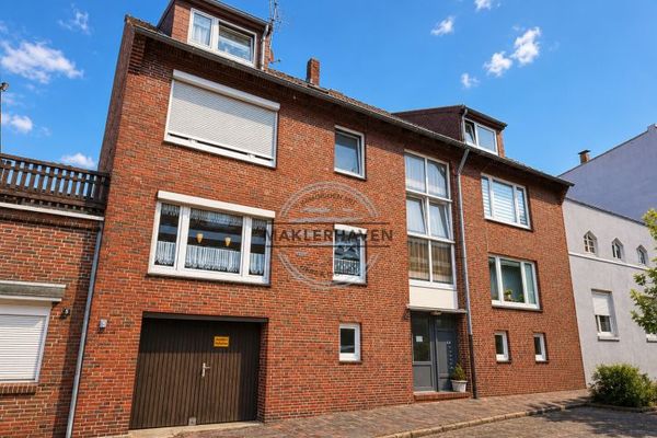 Well-maintained apartment building with 5 residential units and development potential in WHV Heppens.
