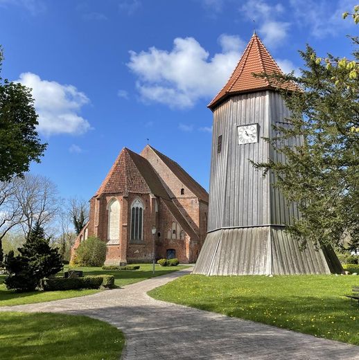 Neuwertiges Architektenhaus (2023) am Bodden| ELW | A+ | provisionsfrei | Ostseenähe – Dorfkirche in Saal