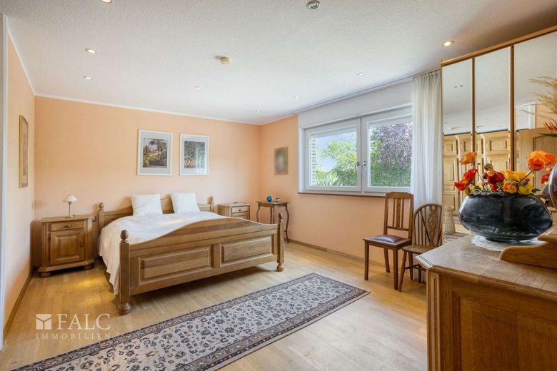 Wohnen mit Perspektive - gepflegtes Zweifamilienhaus mit Garten, Garage  in Köln-Zündorf – Schlafzimmer