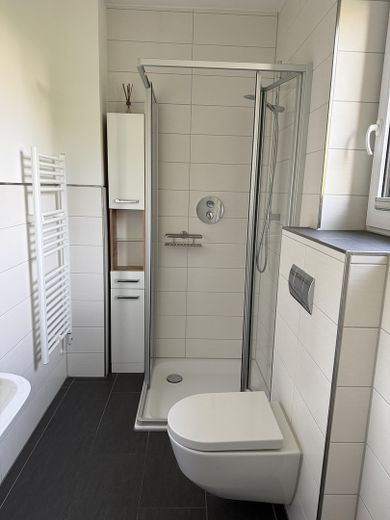 Modernes Massivhaus in ruhiger Neubausiedlung: Südausrichtung, Terrassendach, Sauna & 9m-Garage – Bad EG