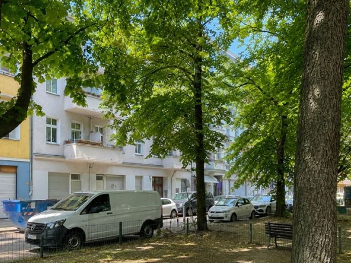 Yükselişte olan Afrikanisches Viertel'de boş ve geniş eski yapı dairesi – Photo 1