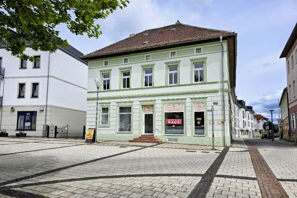 Historischer Charme trifft modernes Wohnen  3 Räume in zentraler Lage