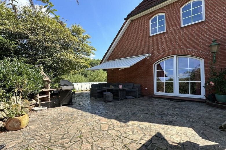 Erfüllen Sie sich den Traum vom Leben im Grünen - auf einem weitläufigen Anwesen – Terrasse