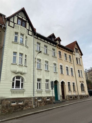 Großzügige DG 4-Zimmer mit Laminat, Wannenbad und Balkon in ruhiger Lage! – PHOTO-2022-02-09-16-15-24_1