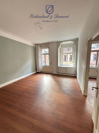 Gepflegte 4-ZKB Altbauwohnung mit Balkon im Regierungsviertel – Raum 1
