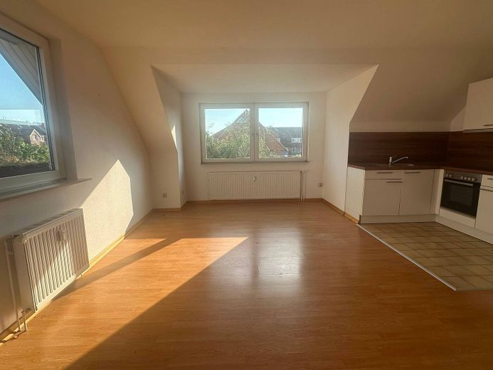 Attention singles & couples: 2-room attic apartment with open kitchen – Ansicht II: Wohnzimmer mit of…