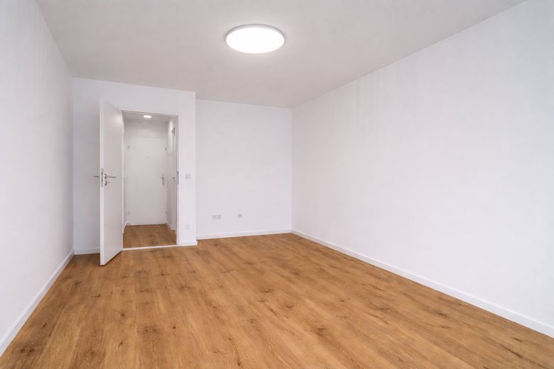 Gruntownie wyremontowany 1-pokojowy apartament w Schwabingu z balkonem od strony południowej i miejscem w garażu podziemnym – bez prowizji – Wohnbereich