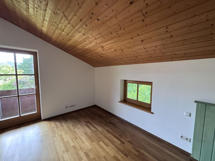 2. Zimmer m. Balkonaustritt OG