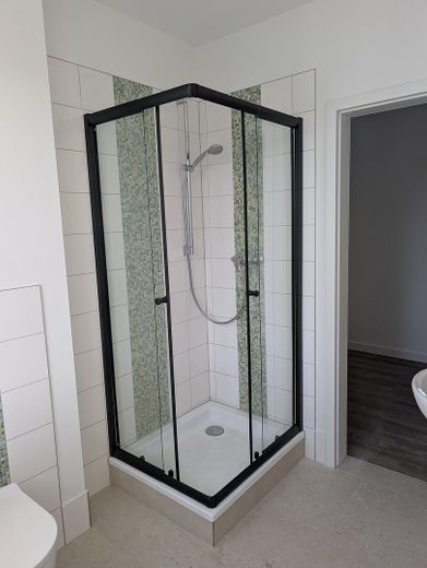 شقة جذابة من غرفتين بتقسيم مثالي – جاهزة للسكن للبيع – Renoviertes Badezimmer