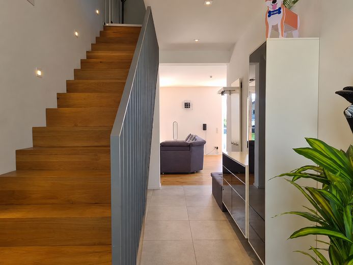 Exklusives Einfamilienhaus - einziehen und wohlfühlen – Flur + Treppe EG
