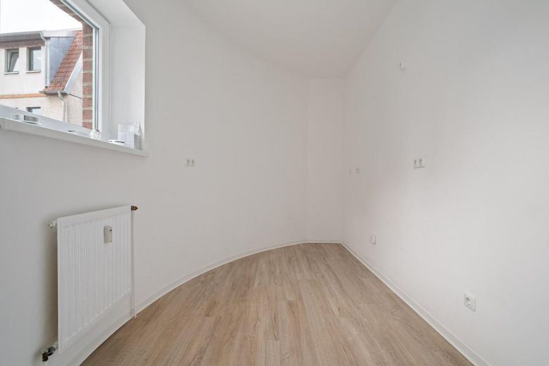 Bezugsfertige 2 Raumwohnung mit optimalem Grundriss am Wall in Greifswalder Innenstadt – Küche mit Fenster
