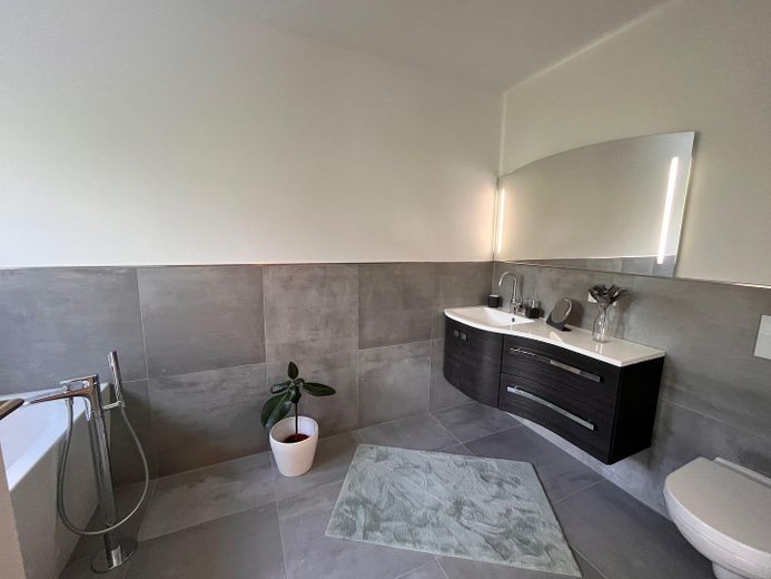 Exklusive 3,5 Zimmer Eigentumswohnung mit gehobener Ausstattung KfW-40-Plus nähe Brombachsee – Badezimmer mit Badewanne