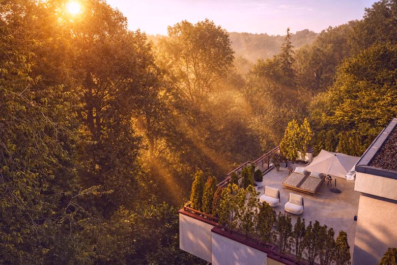 Designer-Penthouse mit Traum- Dachterrasse und Blick über Isarhochufer: PROVISIONSFREI – Drohne Terrasse Möblierung