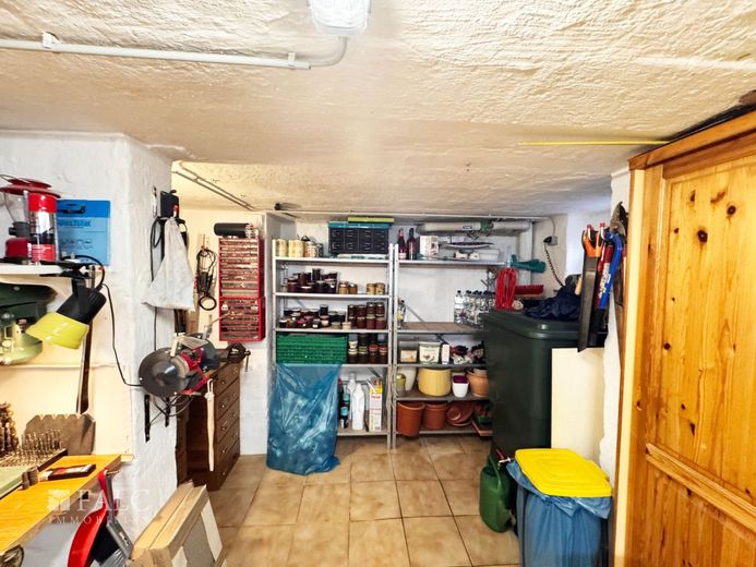 Extravagante Wohnung mit exklusivem Bad und Balkon sowie privatem Stellplatz und Einbauküche – Keller