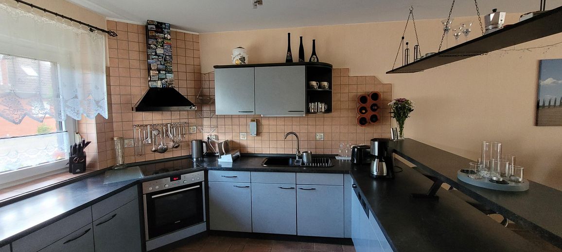 Familienfreundliches Einfamilienhaus mit Doppelgarage und großem Grundstück in Kusey – Küche - EG
