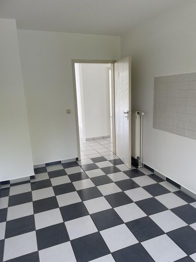 Aantrekkelijk, pas gerenoveerd 3-kamerappartement op een gewilde hoger gelegen locatie met onbelemmerd weids uitzicht – Helle Küche