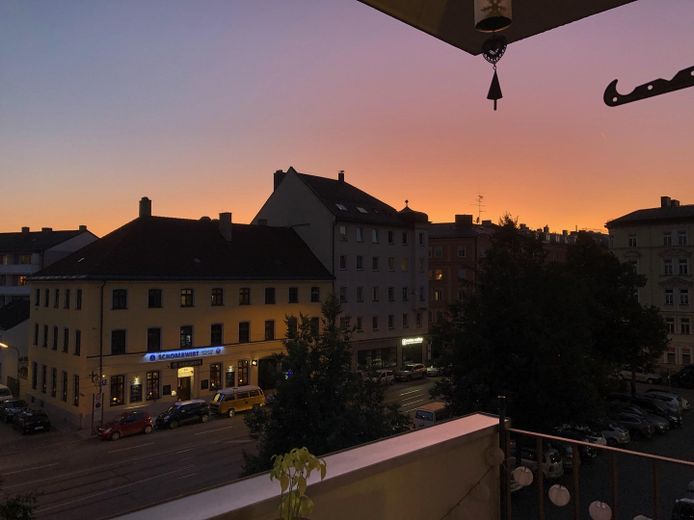 Furnished, stylish 3-room apartment near the Isar (limited until 2028) – Balkon bei Nacht