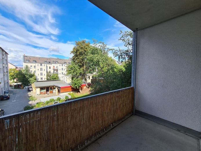 Moderne Wohnung mit Einbauküche, 3-Zimmer, offener Grundriss und Balkon in Chemnitz – Balkon 1