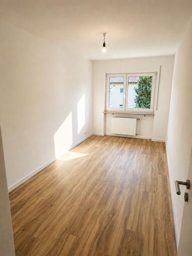 Ein Traum: Helle 3-Zimmer-Wohnung mit großem Balkon, Einbauküche und Garage – Arbeits-/ Kinderzimmer