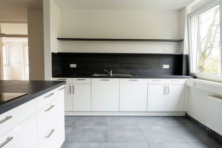 Klimaanlage + Komfort auf 149 m² im 1. OG , 5 Zimmer, Doppelcarport, HG nur 430,- – Küche