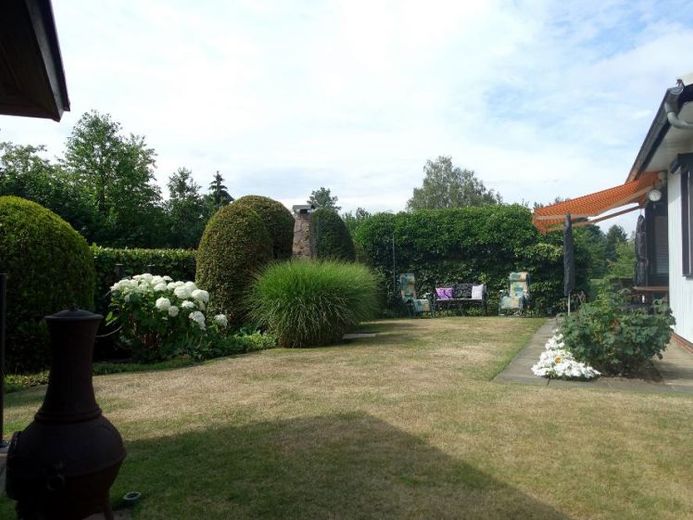 Terrain de loisirs entretenu avec bungalow soigné dans un cadre idyllique – Foto 1