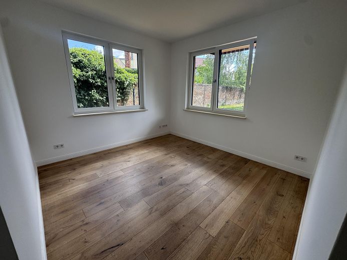 Traumhafte 4 Raumwohnung mit großem Garten in einer Villa – Foto 20