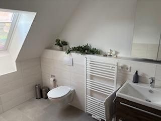 3,5 Zimmer DG- ETW im neuw. 2-FH, 91220 Schnaittach  EB 11/23 incl. Gartenanteil/Garage uvm. – Bad ETW2 DG