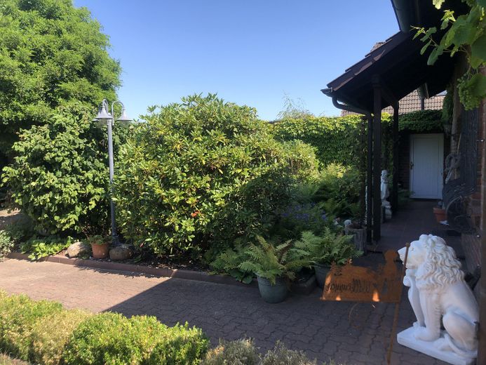 Einfamilienhaus in bester Wohnlage - *Courtagefrei* – Vorgarten und Zugang Garage