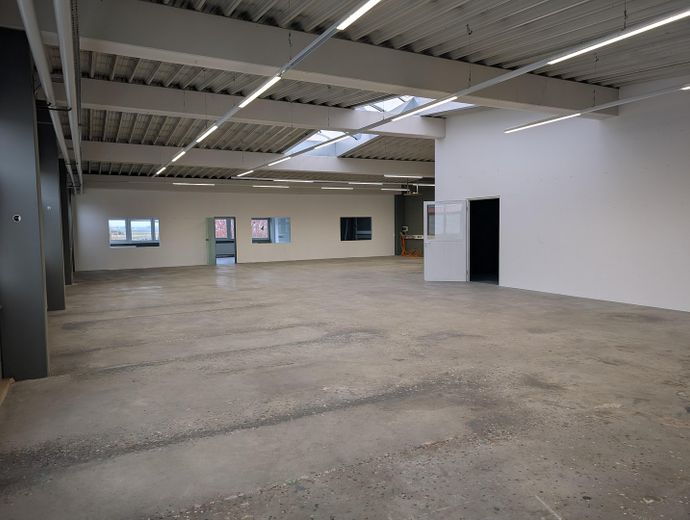 Afzonderlijk of gecombineerd: kantoor-, opslag- en productieruimten (550/440/105 qm)! – OG: Hauptraum, Foto 2v2