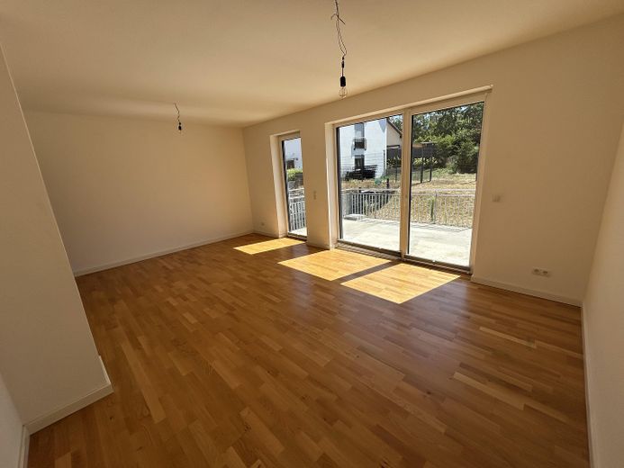 203 m² | Garten | 2 Garagen | Einbauküche | Wärmepumpe | Frensdorf – EG Wohnzimmer