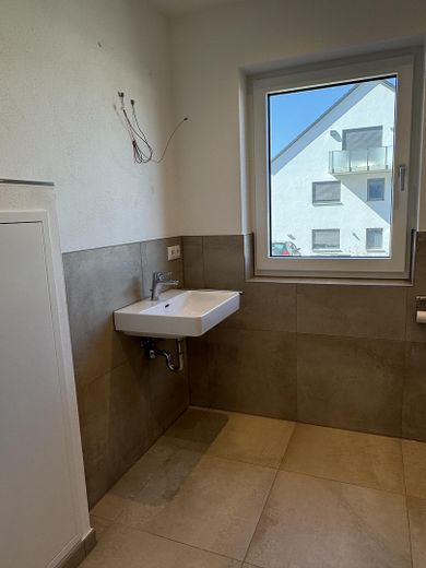 Sonnige 4-Zimmer Wohnung // Garten, EBK und hohen Decken // Neubau in Langenbach – Bad 1