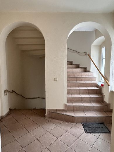 frisch renovierte Wohnung mit Wanne & Dusche & Stellplatz bei Bedarf – Hausflur